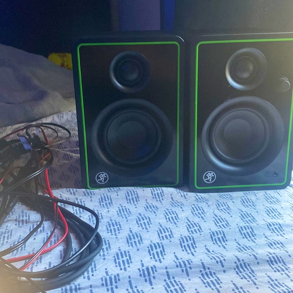 *unused* cr3-x speakers. - Picture 1 of 2
